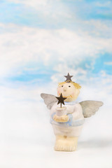 Weihnachtskarte: Engel mit einem Stern auf Hintergrund blau