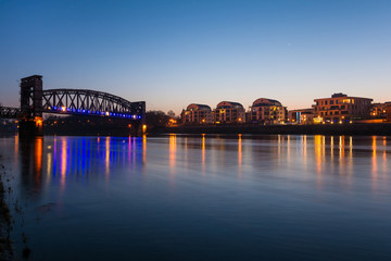 Naklejka premium Hubbrücke in Magdeburg in der Abenddämmerung