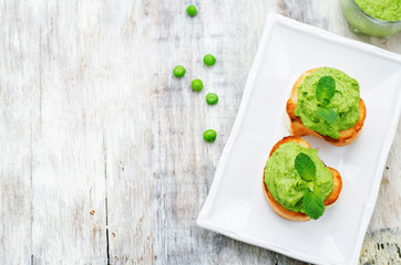 bruschetta with green peas and mint puree