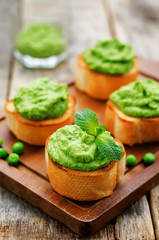 bruschetta with green peas and mint puree