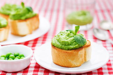 bruschetta with green peas and mint puree