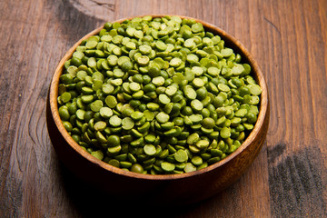 dried peas on wood bowl