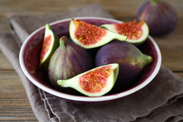 Fresh figs in a bowl on napkin