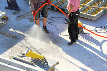 Bauarbeiter mit Sprühnebel
