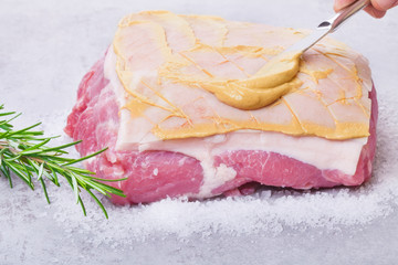 Krustenbraten mit Senf einstreichen