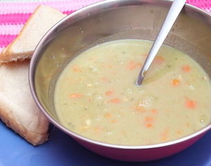 Erbsensuppe mit Speck