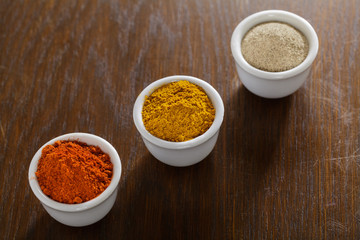 Gewürze in Schälchen