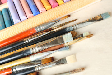 Obraz premium Paintbrushes with colorful chalk pastels in box