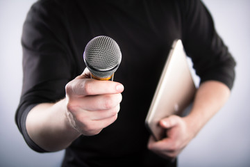 Male hand with microphone - obrazy, fototapety, plakaty