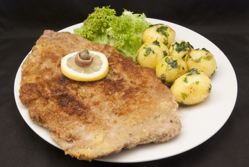 Wiener Schnitzel mit Petersilienkartoffeln und grünem Salat