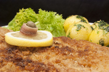 Wiener Schnitzel mit Petersilienkartoffeln und grünem Salat