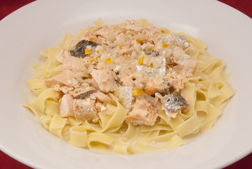 Lachs in Weißwein-Sahne-Sauce mit Bandnudeln