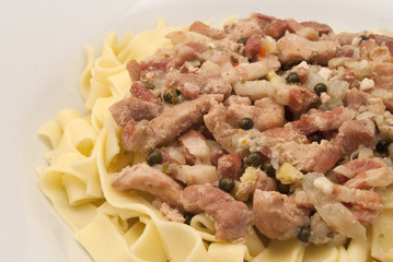 Schweinegeschnetzeltes in Sahne-Sauce mit Bandnudeln
