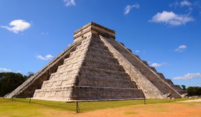 Fototapeta na wymiar Ancient Chichen Itza Mayan Kukulcan pyramid in Mexico