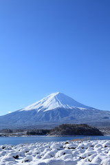 冬の河口湖と富士山