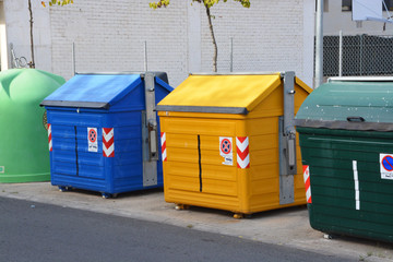 contenedores de basura en la calle