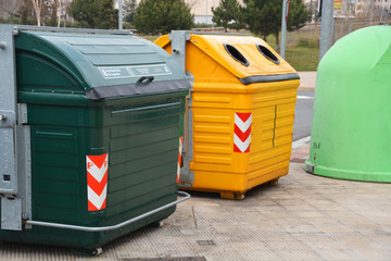 contenedores de basura en la calle