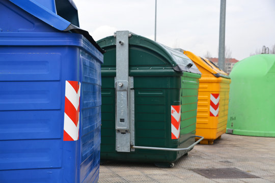 contenedores para el reciclaje en la calle