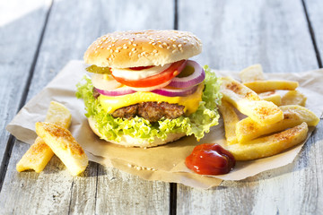 Selbstgemachter Cheeseburger mit Hackfleisch und Pommes Frites