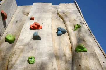 Foto op Plexiglas Kletterwand aus Holz © Sinuswelle