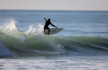 Surfer in Gr&uuml;ner Welle