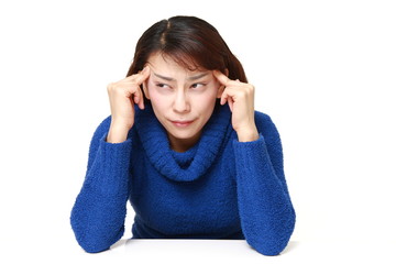 頭が痛む女性