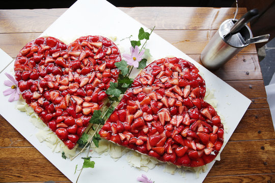 erdbeerkuchen, hochzeitstorte in herz form