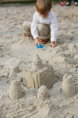 junge baut eine sandburg