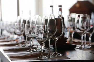 gedeckter Tisch mit Weingläsern