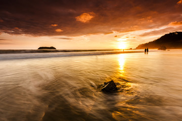 Fototapeta na wymiar Sonnenuntergang an der Playa Espadilla in Costa Rica
