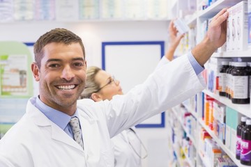 Obraz premium Team of pharmacists looking at medicine