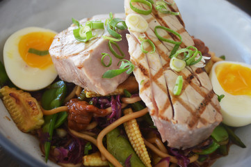 restaurant japonais - thom ,  légumes et oeufs durs