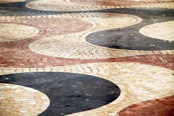 Paseo peatonal adoquinado en Alicante, España