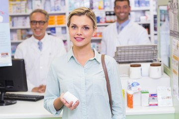 Obraz premium Smiling costumer looking at camera