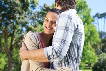 Obraz premium Happy couple hugging in park