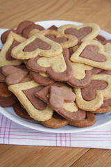 biscotti al cioccolato a forma di cuore su piatto