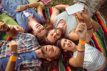 Obraz premium Happy hipsters lying on the grass