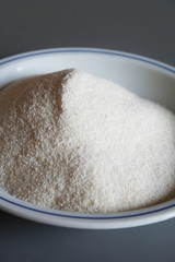farina bianca per polenta su piatto
