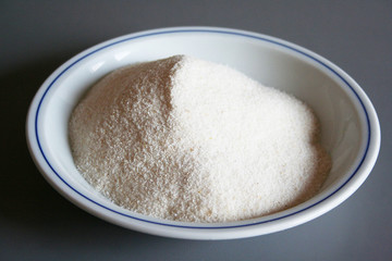 farina bianca per polenta su piatto