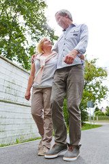 Paar Senioren geht spazieren in der Stadt