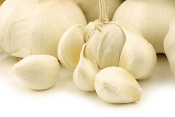 Obraz na płótnie Canvas dried garlic bulbs and some cloves on a white background