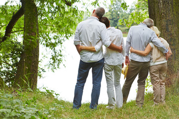 Senioren mit Familie am Ufer vom See