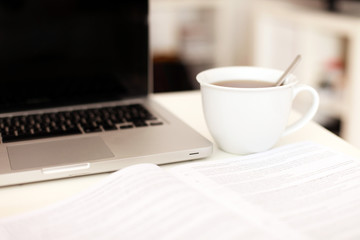 Arbeitsplatz mit Unterlagen und Kaffee