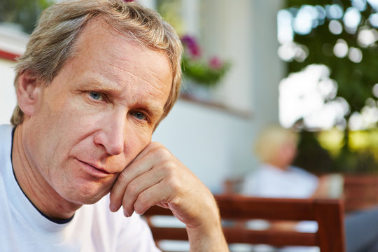 Nachdenklicher alter Mann