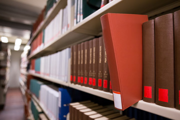 Obraz premium a book popping out of a bookshelf