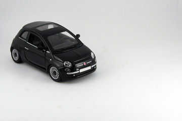 Coche pequeño italiano aislado en blanco