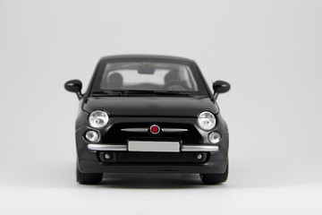 Coche pequeño italiano aislado en blanco