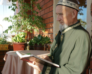 old Muslim reads Koran