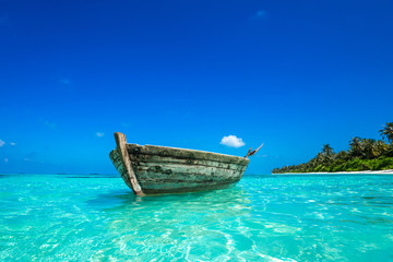 Fototapeta na wymiar Perfect tropical island paradise beach and old boat