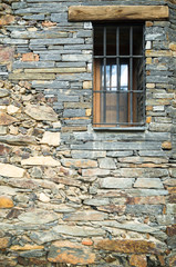 fachada de piedra con ventana